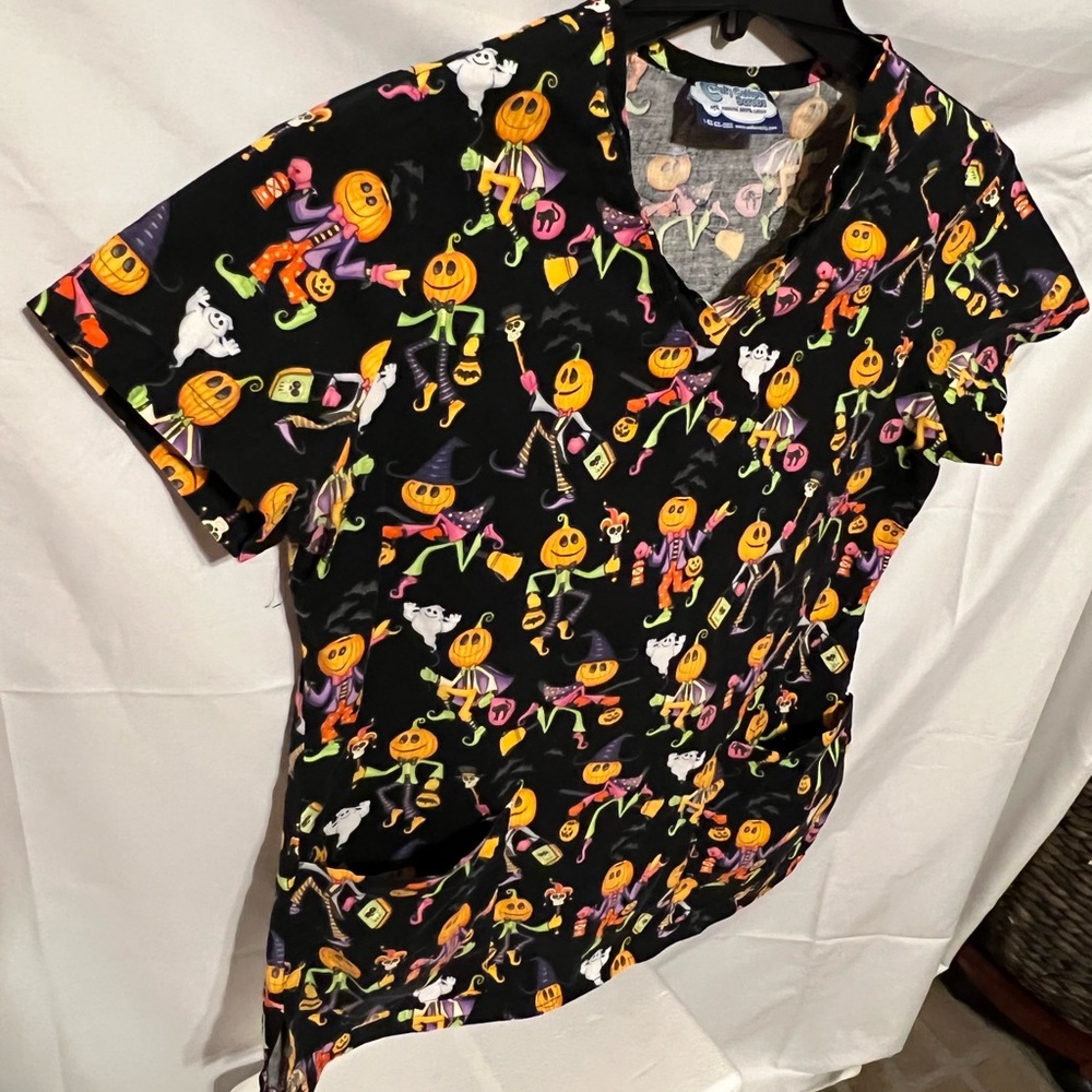 Sz M Halloween Ghost Pumpkin Trick or Treaters scrub top - Picture 5 of 12